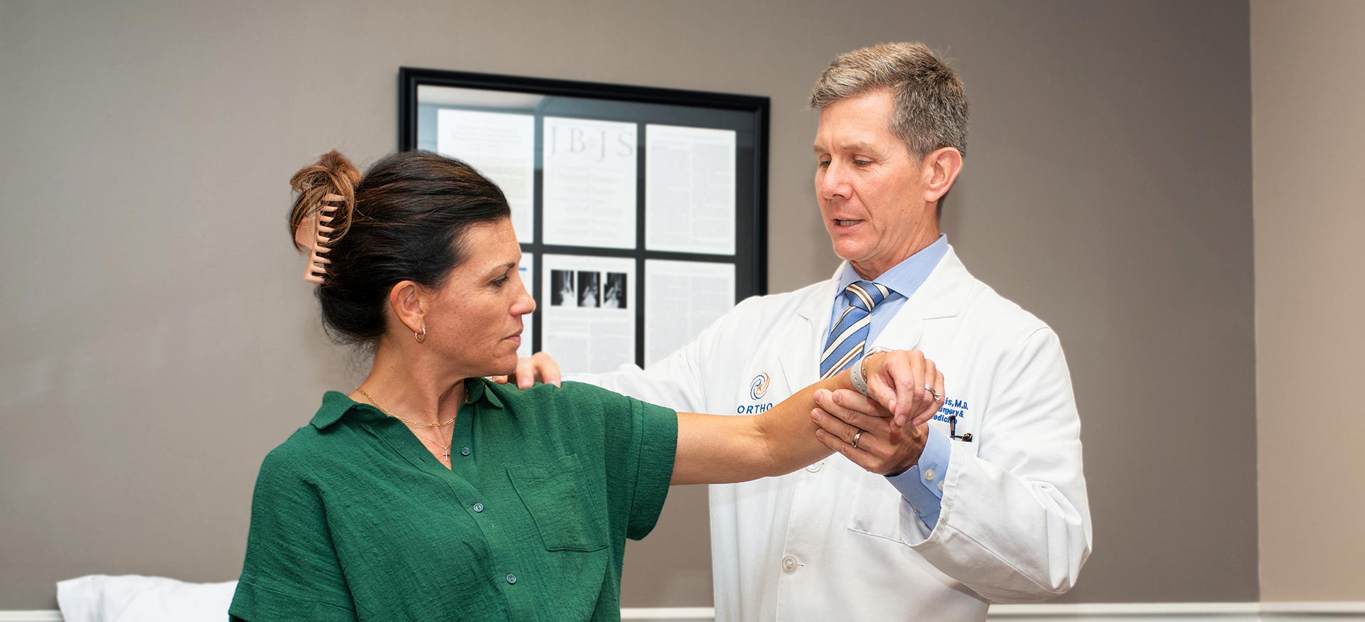 This is an image of Dr. David Hovis examing a female patient in the OrthoKnox clinic.